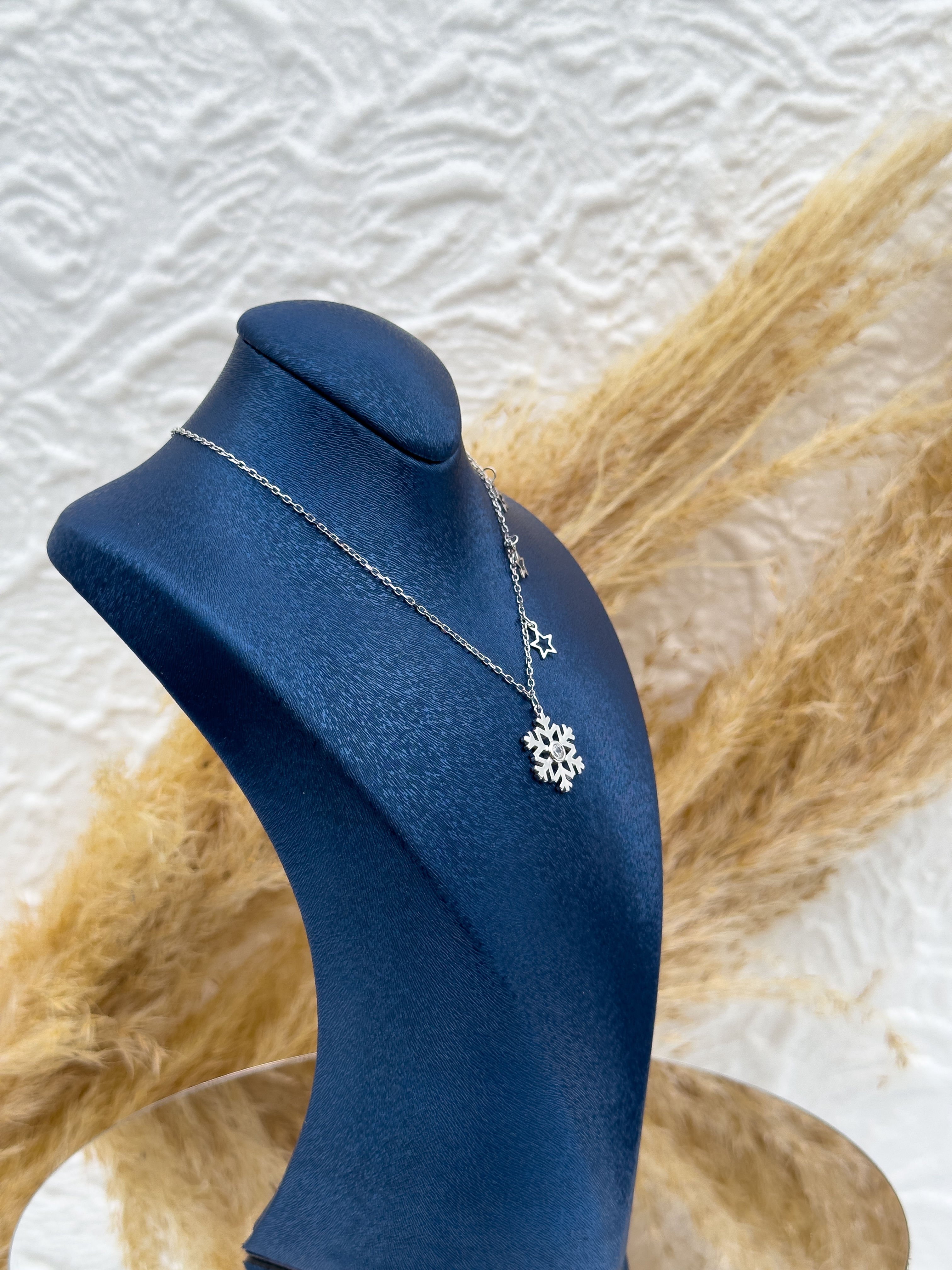 925 Ayar Gümüş Kar Tanesi Figürlü Taşlı Kadın Kolye – Zarif & Şık Tasarım